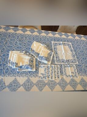 Vintage Blue & White Embroidered Linen Blend Tablecloth w/18 Napkins 128 x 78”